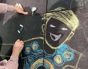 Пять свежих идей для рисования мелом с детьми